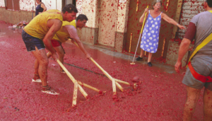 Who cleans up after La Tomatina?